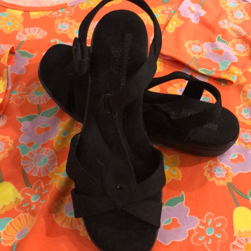 Size 9 Wide Grasshopper 🦗 Black Sandals